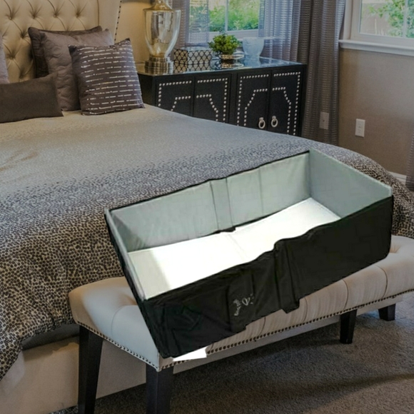 Eddie Bauer Black Infant Baby Portable Travel Bed Crib Carrier Changing Station - Picture 2 of 7